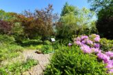 Einfamilienhaus in einem Gartenparadies mit eigenem Bachlauf - Gartenansicht