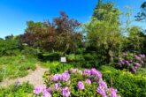 Einfamilienhaus in einem Gartenparadies mit eigenem Bachlauf - Gartenansicht