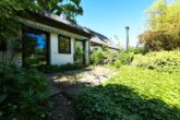 Einfamilienhaus in einem Gartenparadies mit eigenem Bachlauf - Gartenterrasse zum Badezimmer