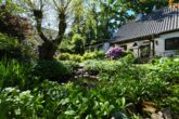 Einfamilienhaus in einem Gartenparadies mit eigenem Bachlauf - Gartenansicht